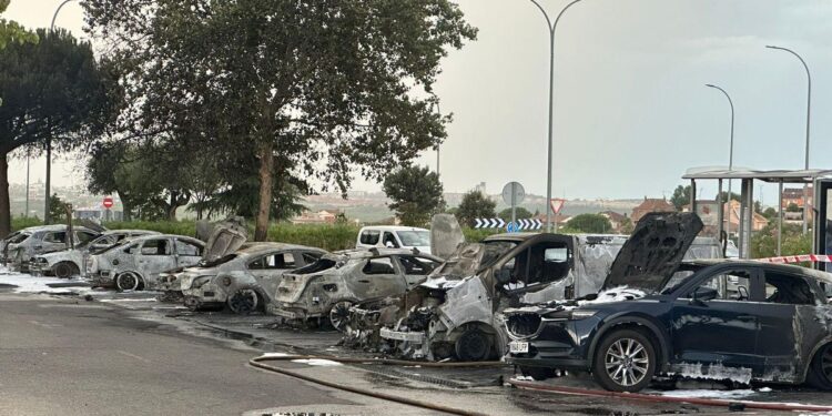 Una colilla mal apagada desata un incendio en el parking de Xanadú y calcina diez vehículos: ‘No me dio tiempo a arrancar mi coche’