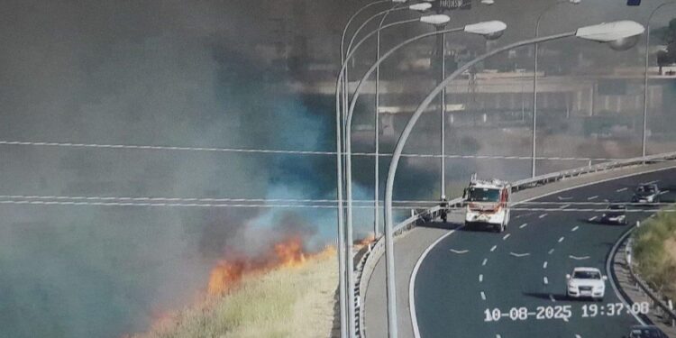 Un incendio de vegetación en el km 5 de la M-45 complica la circulación y moviliza a los servicios de emergencia