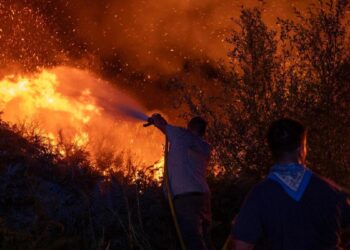 Última hora de los incendios en España |  Muere un bombero y otro resulta herido al volcar una autobomba en León