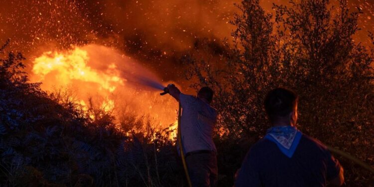 Última hora de los incendios en España |  Muere un bombero y otro resulta herido al volcar una autobomba en León