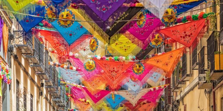 Qué hacer en Madrid esta semana: arrancan las verbenas de agosto con San Cayetano, Yerai Cortés en concierto, las ‘pequeñeces’ textiles del Museo del Romaticismo…