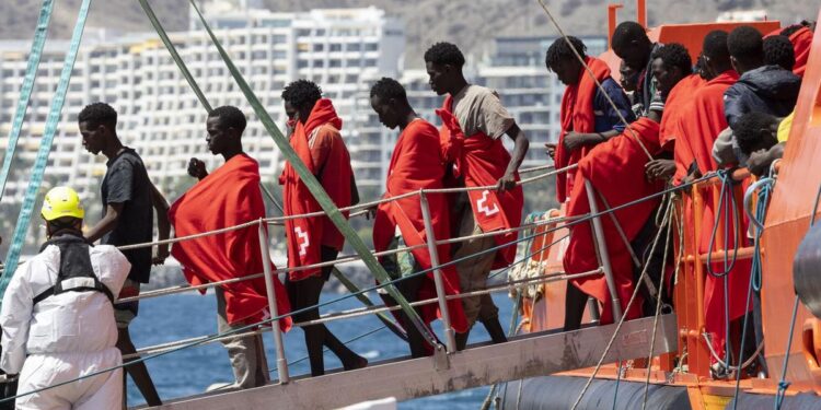 Canarias reclama una emergencia nacional para distribuir la atención de menores migrantes no acompañados