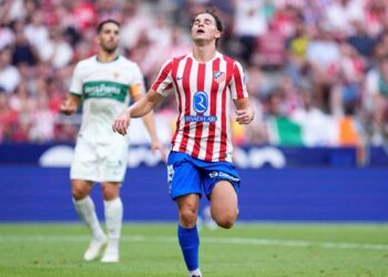 El Atlético sigue atascado y se estrena en casa con un nuevo pinchazo