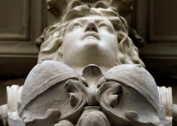 Pechos al aire en la calle Arenal: la desconocida Casa de los Pezones en la que se hospedaron ‘Clarín’ y Menéndez Pelayo