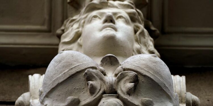 Pechos al aire en la calle Arenal: la desconocida Casa de los Pezones en la que se hospedaron ‘Clarín’ y Menéndez Pelayo