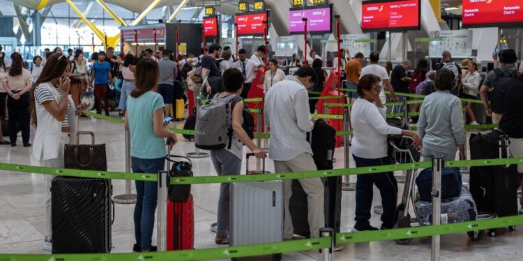 Transportes fija los servicios mínimos para la huelga de asistencia en tierra en Ryanair en Barajas y otros 23 aeropuertos