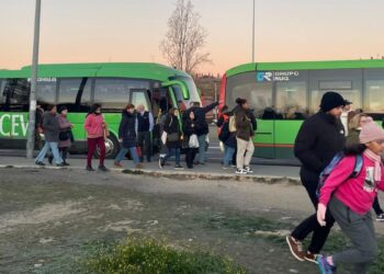 Reacondicionamiento de Cuatro Vientos: Madrid instala sombras y baños en el intercambiador provisional de la A-5