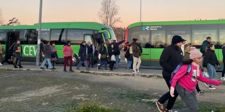 Reacondicionamiento de Cuatro Vientos: Madrid instala sombras y baños en el intercambiador provisional de la A-5