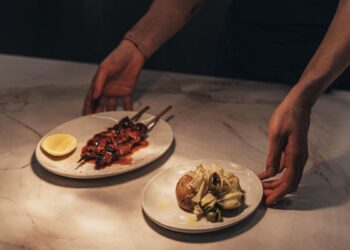 Fuego amigo: escapa del calor de Madrid y abraza la parrilla en estos restaurantes en refugios climáticos