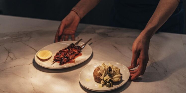 Fuego amigo: escapa del calor de Madrid y abraza la parrilla en estos restaurantes en refugios climáticos
