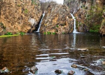 Descubre la impresionante cascada que está a tan solo una hora de Pozuelo de Alarcón: el plan perfecto para no pasar calor