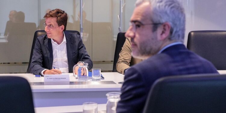 Aena y el Ayuntamiento rompen la tregua por los sintecho de Barajas: una ‘venenosa polémica’ por una ‘decisión cruel y carente de empatía’