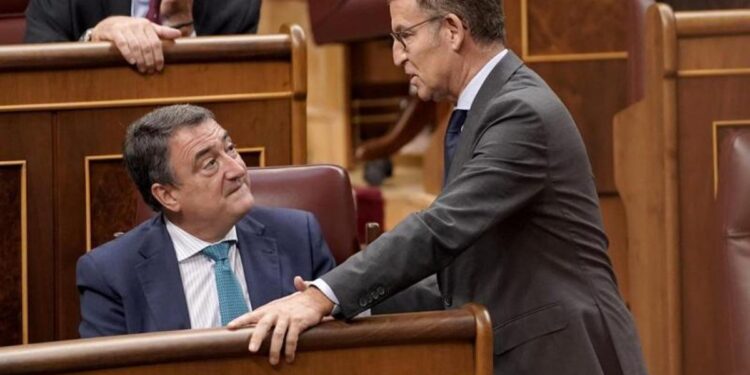 El PP agranda la distancia con el PNV mientras hace guiños a Junts