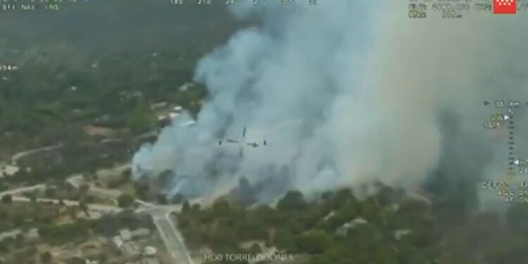 Un incendio de vegetación ya controlado obliga a desalojar una urbanización en Torrelodones