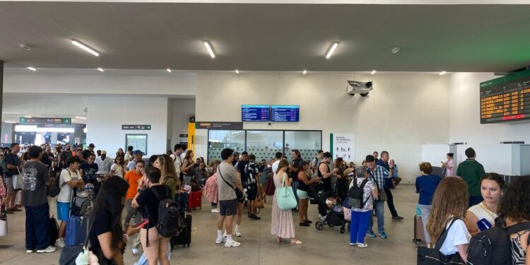 Atrapados en Chamartín tras cancelarse de nuevo los trenes a Galicia por la reactivación de los incendios: ‘Nadie nos asegura nada’