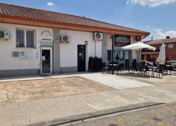 Un pueblo de Madrid resucita con la llegada del cajero automático 12 años después de perderlo: ‘Eran 10 kilómetros para sacar efectivo’