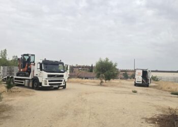 Vecinos denuncian la llegada de máquinas y vallas a la parcela de Montecarmelo pese a la sentencia anulatoria del cantón