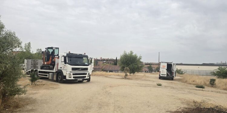 Vecinos denuncian la llegada de máquinas y vallas a la parcela de Montecarmelo pese a la sentencia anulatoria del cantón