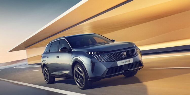 El nuevo Peugeot E-5008 es un SUV familiar eléctrico de última generación, con autonomía WLTP de hasta 668 km