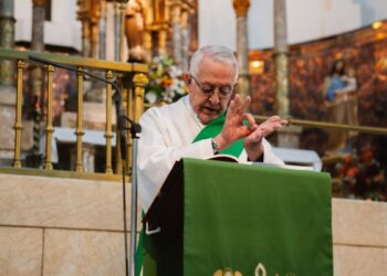 La única iglesia para sordos y ciegos de Madrid ofrece coro en lengua de signos y comunicación táctil: ‘Nos ayuda a crecer en nuestra fe’
