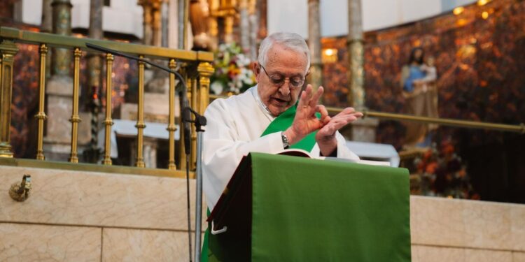 La única iglesia para sordos y ciegos de Madrid ofrece coro en lengua de signos y comunicación táctil: ‘Nos ayuda a crecer en nuestra fe’
