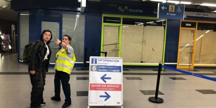 La segunda fase de obras en la línea 6 de Metro sorprende a los usuarios en Moncloa: confusión en los andenes y problemas para encontrar el bus sustitutorio