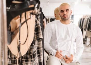 Aarón Moreno (Emeerre), el diseñador Gen-Z que ha vestido a Karol G y Dua Lipa: ‘Con poder pagar el alquiler y tomar algo con mis amigos, me vale’