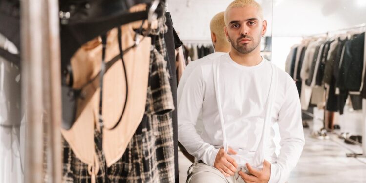 Aarón Moreno (Emeerre), el diseñador Gen-Z que ha vestido a Karol G y Dua Lipa: ‘Con poder pagar el alquiler y tomar algo con mis amigos, me vale’