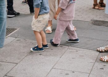 Reencuentros y abrazos en la vuelta al cole de miles de niños en Madrid: ‘Se han despertado varias veces esta noche pensando que ya era la hora’