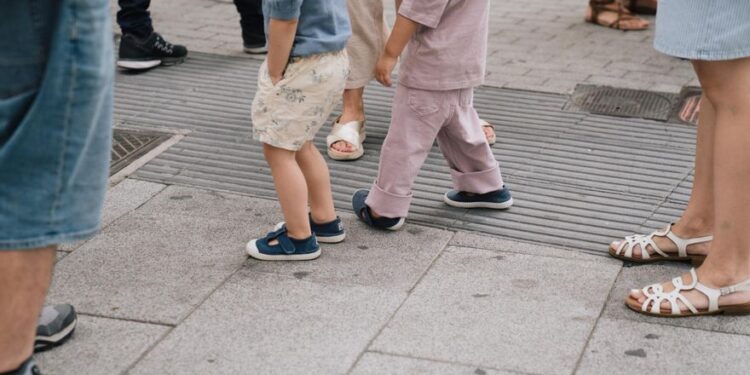 Reencuentros y abrazos en la vuelta al cole de miles de niños en Madrid: ‘Se han despertado varias veces esta noche pensando que ya era la hora’