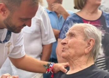 El alcalde de Arganda del Rey felicita al vecino Miguel Bernabé, que cumple 100 años en el día de la ofrenda a la virgen