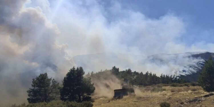 La Comunidad de Madrid mantiene 10 dotaciones terrestres y 2 aéreas para la extinción del fuego de Peñalba de la Sierra