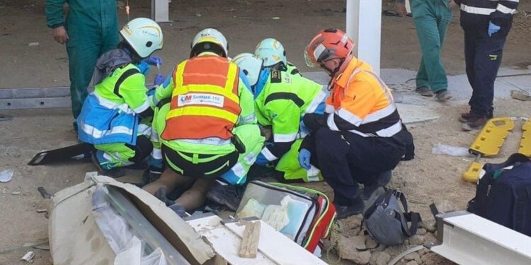 Herido grave un trabajador de 35 años tras caer desde una altura de cuatro metros en Alcorcón