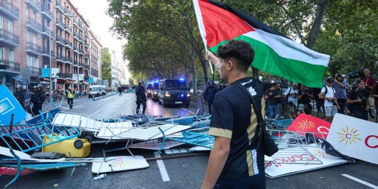 La patronal madrileña condena el ‘boicot’ a la Vuelta España y apunta a la ‘enorme irresponsabilidad’ del Gobierno