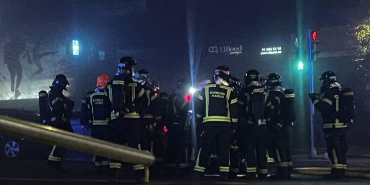 Seis vehículos calcinados en el incendio de un coche en un aparcamiento de Retiro