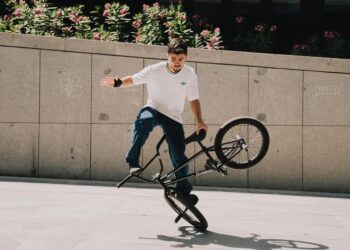 El sueño de Álvaro, el joven ciclista de Madrid que aspira a ganar el mundial de BMX: ‘Mi vida es la de un gimnasta de alto nivel’