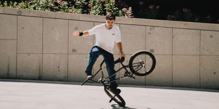 El sueño de Álvaro, el joven ciclista de Madrid que aspira a ganar el mundial de BMX: ‘Mi vida es la de un gimnasta de alto nivel’