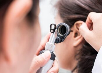 Consejos del otorrino para cuidar nuestros oídos: ¡Hay que olvidarse de los bastoncillos!