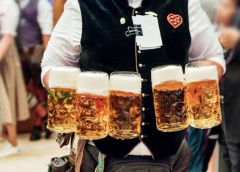 Vallecas inaugura la Oktoberfest 2025: cerveza alemana, charanga y tributos musicales