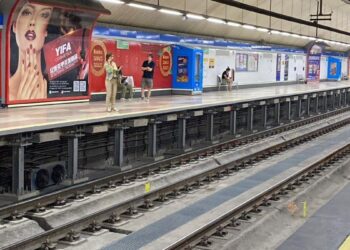 Los vecinos del arco oeste celebran el regreso de la línea 6 de Metro: ‘Estos meses de bus han sido un infierno, nos da la vida’