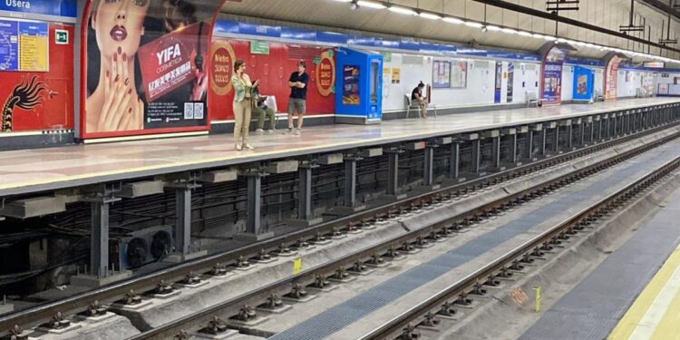 Los vecinos del arco oeste celebran el regreso de la línea 6 de Metro: ‘Estos meses de bus han sido un infierno, nos da la vida’