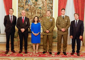 Robles condecora al soldado que rescató a un hombre en el incendio de Tres Cantos