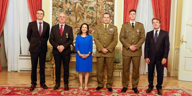 Robles condecora al soldado que rescató a un hombre en el incendio de Tres Cantos