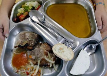 Madrid amplía las becas comedor a 119.000 menores, pero la mayoría cubren menos de la mitad del coste