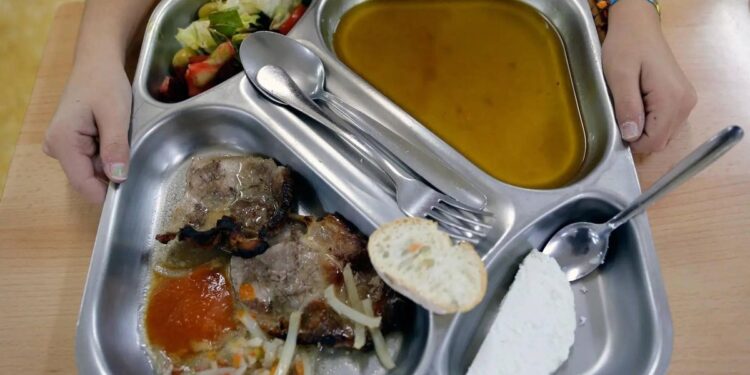 Madrid amplía las becas comedor a 119.000 menores, pero la mayoría cubren menos de la mitad del coste