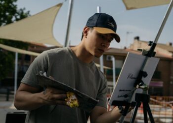 El carpintero que dejó su trabajo para pintar los 179 municipios de Madrid: ‘Llevo 27 años esperándolo, superaré el reto’