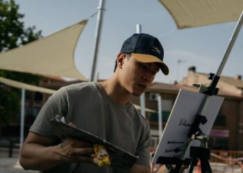 El carpintero que dejó su trabajo para pintar los 179 municipios de Madrid: ‘Llevo 27 años esperándolo, superaré el reto’