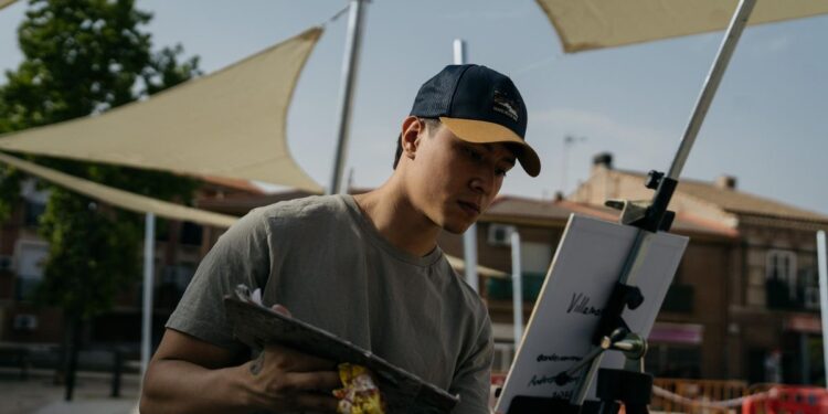 El carpintero que dejó su trabajo para pintar los 179 municipios de Madrid: ‘Llevo 27 años esperándolo, superaré el reto’