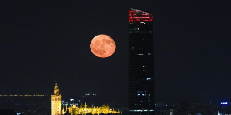 La AEMET advierte de la dificultad para visualizar el eclipse lunar total este domingo por la nubosidad generalizada