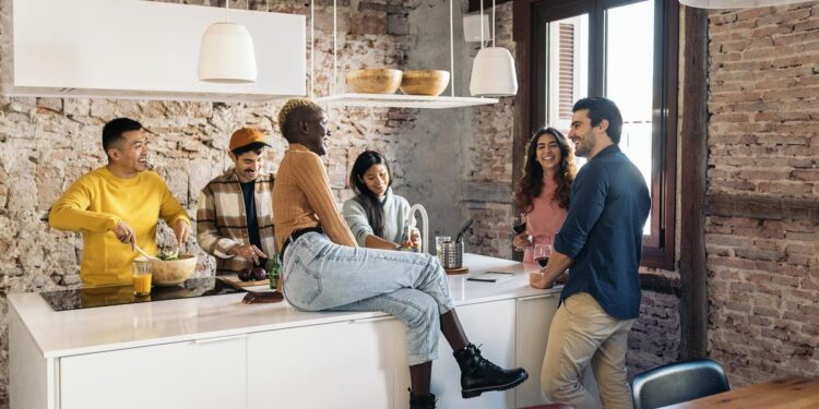 Vivir en un ‘coliving’ a partir de los 50 años: ‘Comparto piso con nueve personas en Gran Vía por 475 euros’